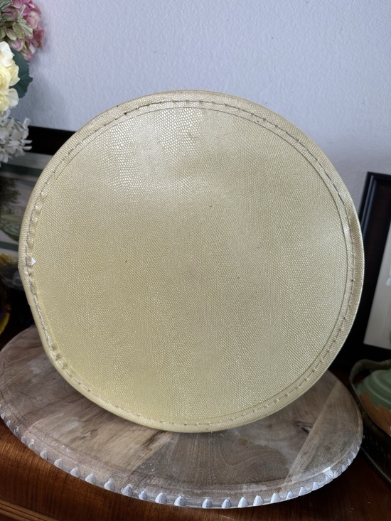 Vintage Mid-Century Butter Yellow Wig / Hat Box Round Travel Case w/ Handle main image 8